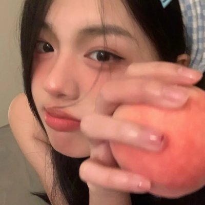 坐在酒吧里吃蛋糕